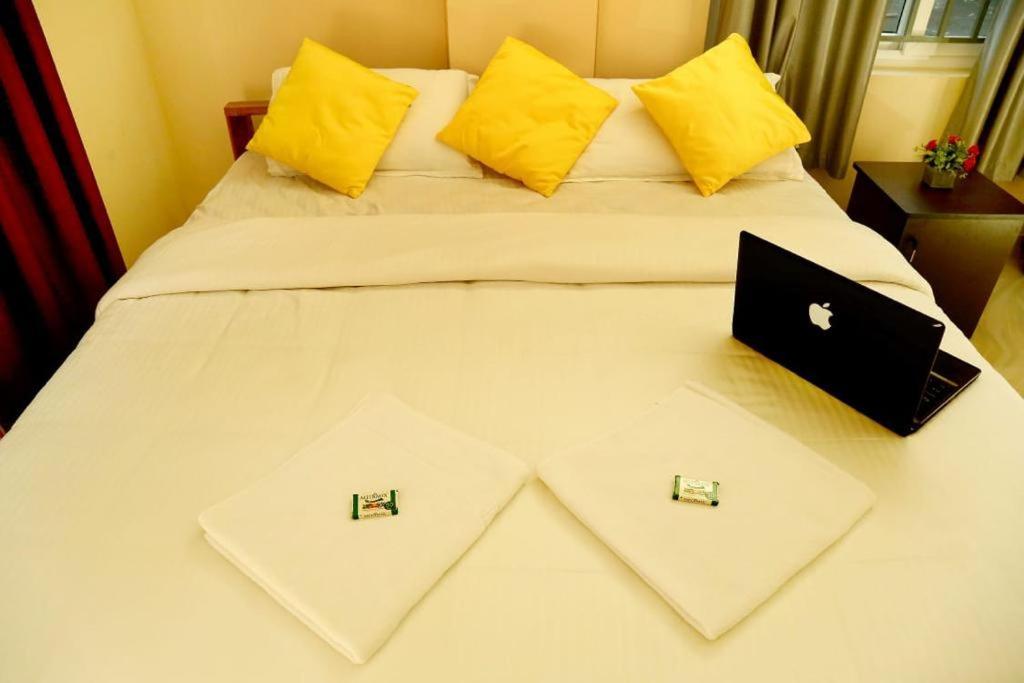 Loyal Residency Bed & Breakfast Sultan Bathery Bagian luar foto